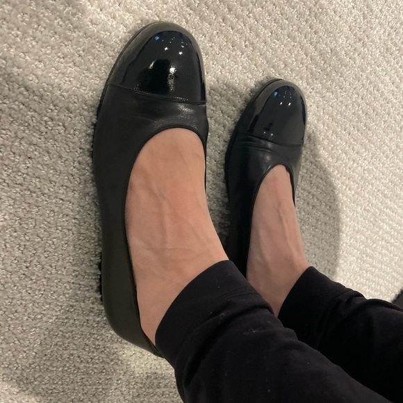 Chanel leather and patent cap toe flats - Picture 4 of 4